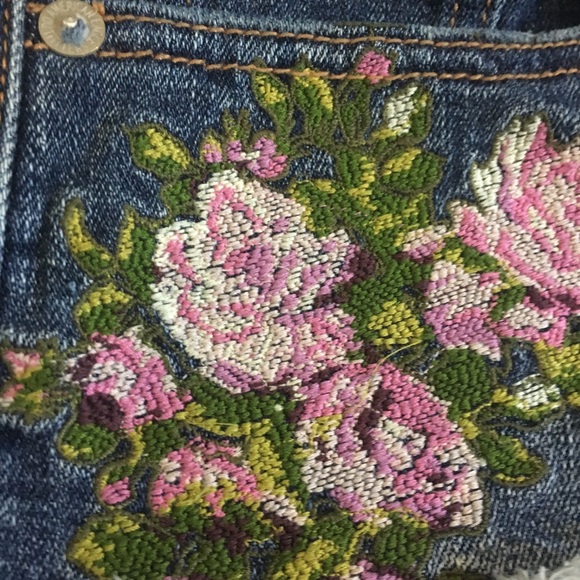 AE Embroidered Shorts - Picture 2 of 4
